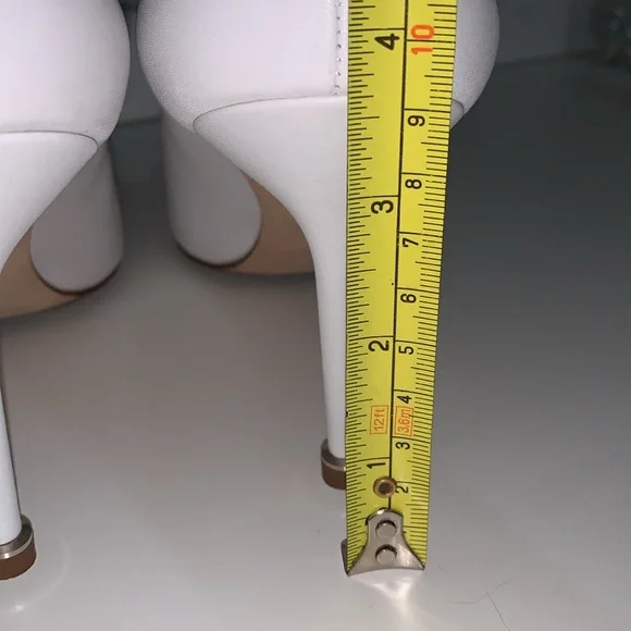 Manolo Blahnik leather Hangisi 90 crystal-embellished white pumps size 40 - Picture 11 of 13